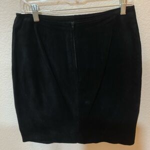 Woman’s Elegant Black Suede Leather Mini Skirt Size 6/M